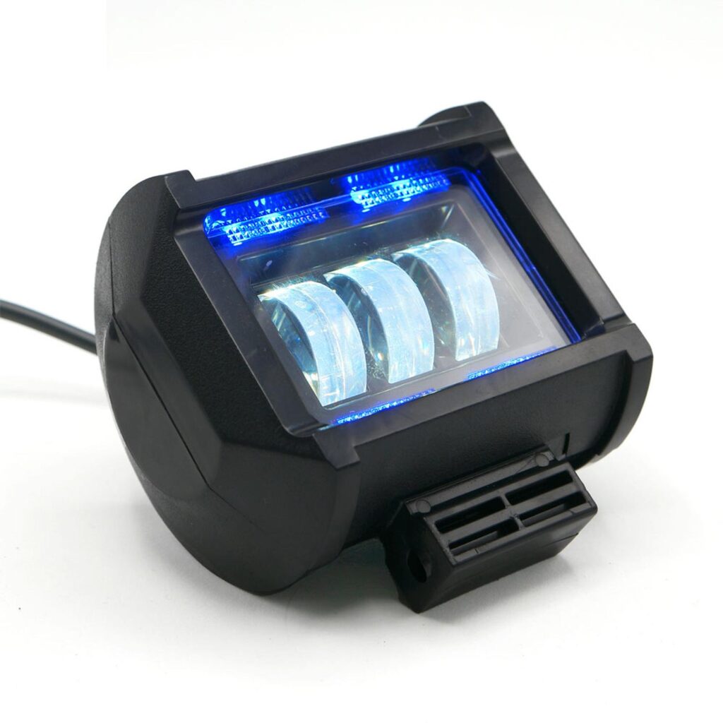 Faro Para Moto Rasen Auxiliar Cuadrado 3 Led Con Lupa Con Luz Alta